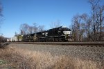 NS 4725 takes a manifest train East